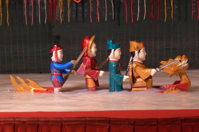 　夕食のあと、水上人形劇を鑑賞します。<br />　水上人形劇は、11世紀頃からベトナム北部紅河デルタ地帯の村々で収穫祭や儀式の際に行われたのが始まりの伝統芸能です。水面をステージにして、農家の日常生活、龍や獅子が登場する伝承などを操り人形で演じます。<br />