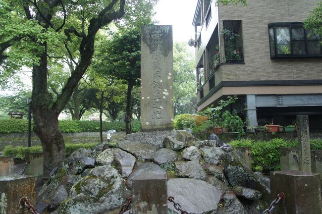 今日は雨なので、近場の「加治屋町」に「文化ゾーン」はこの日に回しておきましたが、丁寧に史跡を探索してみるという今回の旅の目的からすると、実は今日がメインなのかもしれません。ということで、雨でもしっかり精力的に歩きます。<br /><br />さて、それにしても、明治の英傑たちをこれほど生んだ加治屋町には何があったのか。郷中教育が才能を育んだことは事実でしょうし、海外に目を向けた英明な島津藩主の存在も大きかったことでしょう。そして、世界の情勢を理解していく中での切迫した危機意識も。<br /><br />西南戦争の悲劇を生んだり、必ずしも、彼らが先を見通せていたとばかりは思えませんが、近代日本の先駆けとして薩摩のエネルギーが一つにまとまっていたことだけは疑いがないことだと思います。<br /><br />わが胸の 燃ゆる思いに くらぶれば 煙はうすし 桜島山<br /><br />この爆発力が鹿児島なのでしょう。