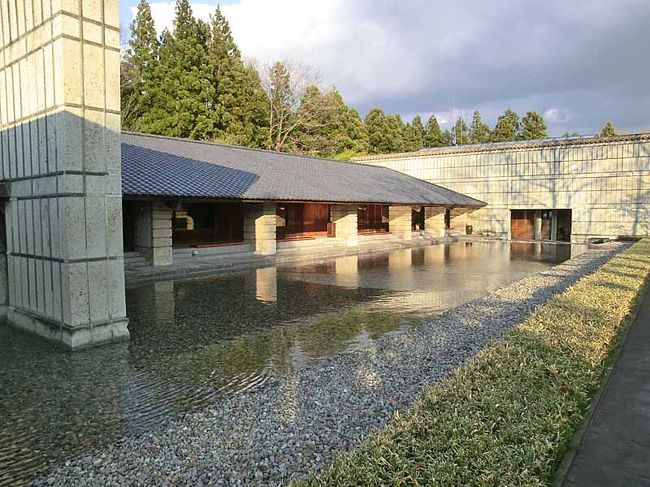 前日は岩手県宮古市浄土が浜の青の洞窟で遊び、今日は栃木県那須高原に有る二期倶楽部へ電車で移動してやってきました。<br />一度は泊まりたい宿本にはたいてい載っている二期倶楽部だが、まさか泊まる機会がこようとは思っていなかった。<br /><br />今年のゴールデウイークは震災、津波の跡の視察と復興支援をテーマに計画を立てていたら、震災で建物の一部が倒壊し、１年間営業に影響が有った二期倶楽部にも泊まってみようと言う気持ちになってきた。<br /><br />旅行記では東館や本館のレポートはよく見るけれど、本館スイートのレポートが目に留まらなかったのであえて本館スイートを予約した。<br /><br />５月４日<br />岩手県宮古市浄土が浜パークホテルをチェックアウト<br />宮古駅９：３１発の山田線で盛岡へ。<br />盛岡から新幹線で那須塩原駅に到着したのが１４：３０<br /><br />二期倶楽部専用送迎バスにて二期倶楽部へ<br />部屋は本館の「竜胆」りんどうというスイート。<br />４部屋有る本館スイートの中では一番小さな部屋。<br /><br />夕食まで露天風呂にも入り、ゆっくりと敷地内を散策<br />夕食は本館のレストラン、「ラ・プリーズ」で。<br /><br />５月５日<br />早朝７：３０～８：３０森のコンシェルジュウオークに参加<br />朝食は東館のガーデンレストラン<br />１１時にチェックアウト<br />１１時～１４時まで３時間の観光タクシーをチャーター<br />殺生石、那須のご用邸、ステンドグラス美術館、チーズガーデン、<br />とちぎ明治の森記念館を見学<br />１４：３０那須塩原駅発新幹線で帰路に。<br />東京経由で岡山へ到着したのが２０時。<br /><br />一度は泊まりたい二期倶楽部をしかとこの目で見てきました。<br />さすがでした。<br />