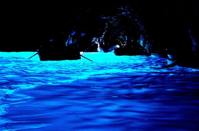 地中海の中でもイタリア南西部とシチリア島の間は、ティレニア海と呼ばれています。そして「紺碧のティレニア海に浮かぶ宝石」と讃えられるのがカプリ島。この蒼い空と碧い海があればもう何も要りませんね！<br />今回は、イタリア旅行のクライマックス、世界遺産「青の洞窟」入窟です。海面がネオンを投じたように神秘的かつ幻想的なグラデーションを奏でる妙には息を呑みました。イタリア観光の王者と言われることに純粋に納得できる異次元空間だと思います。皆さんに感動が伝わるようレポしたいと思います。本文中に撮影データを開示していますので、参考にしていただければ幸甚です。<br />また、カプリ島を象徴する景観のひとつに、海の深淵から天空を突くように聳える巨大な柱岩、ファラリョーニ岩礁群があります。ファラリョーニ・クルーズでは、スリリングな「洞門潜り」というアトラクションも楽しめました。燦々と降り注ぐ地中海の太陽と雄大な自然に抱かれ、心地よい海風に吹かれていると、時間がゆっくり流れるように感じました。ここにいれば歳もとらないのでしょうね！？アウトドア派にはお勧めのスポットです。<br /><br />＜日程＞<br />５月２日：出発（関空～ローマ経由ミラノ）アリタリア航空（AZ793便）<br />　　　　　アタホテル クァーク宿泊<br />５月３日：午前　ミラノ観光<br />　　　　　午後　ヴェローナ観光<br />　　　　　アマデウス（ヴェネツィア本島）宿泊<br />５月４日：ヴェネツィア観光<br />　　　　　午後　フィレンツェへバス移動（２４５ｋｍ）<br />　　　　　クローチェ・ディ・マルタ宿泊　（２連泊）<br />５月５日：午前　フィレンツェ観光<br />　　　　　午後　ピサ観光<br />　　　　　クローチェ・ディ・マルタ宿泊　（２連泊）<br />５月６日：午前　フリータイム<br />　　　　　午後　イタリア版新幹線「イタロ」でナポリへ<br />　　　　　ホリディイン・ナポリ宿泊<br />５月７日：アマルフィ海岸ドライブ（３時間半）<br />　　　　　ランチ後、ポンペイ遺跡（１時間１５分）<br />　　　　　高速船でカプリ島へ移動（４５分　　　　　<br />　　　　　レジーナ・クリスティーナ宿泊<br />５月８日：カプリ島観光<br />　　　　　早朝フリー散策（アルコ・ナトゥラーレ、ヴィラ・マラパルテ）<br />　　　　　青の洞窟→地中海クルーズ（１時間）→ランチ→フリータイム<br />　　　　　（５０分）→ナポリ港着後、ローマへバスで移動（２３０ｋｍ）<br />　　　　　ローマ郊外のクラブハウスにて夕食<br />　　　　　シェラトン・ゴルフ・パルコ・デ・メディチ宿泊（２連泊）<br />５月９日：ローマ市内観光<br />　　　　　シェラトン・ゴルフ・パルコ・デ・メディチ宿泊（２連泊）<br />５月１０日：午前　ローマ市内観光<br />　　　　　観光後、ローマ空港へ<br />　　　　　アリタリア航空（AZ792便）で一路関空へ　<br />５月１１日：関空着<br />