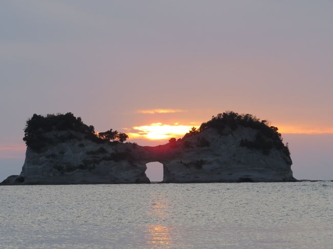 南紀白浜温泉へ一泊夫婦旅行。<br /><br />その一日目です。<br /><br />一日目、<br /><br />　自宅より出発<br />　紀ノ川サービスエリアにて、休憩、昼食。<br />　コガノイベイホテルにチェックイン。<br />　千畳敷<br />　円月島<br />　コガノイベイホテルに宿泊<br /><br />二日目、<br /><br />　コガノイベイホテル、チェックアウト<br />　三段壁<br />　三段壁洞窟<br />　アドベンチャーワールド<br />　とれとれ市場にて、夕食<br />　帰路へ