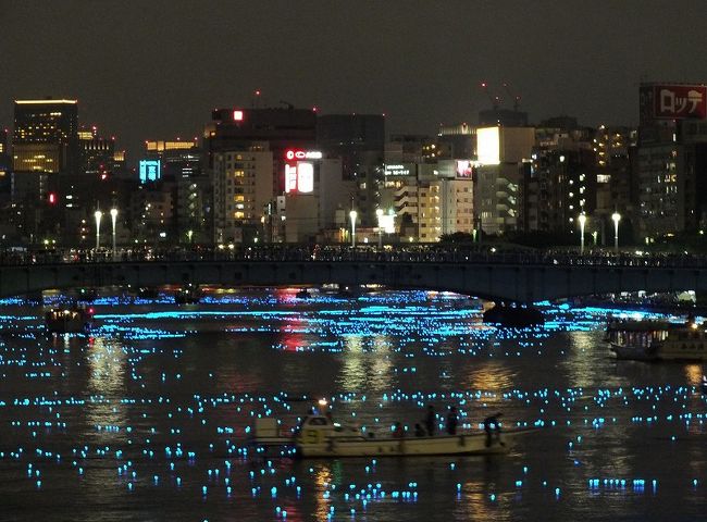 隅田川にLED「いのりの星」を放流するイベント「東京ホタル」を見てきました。<br />夜の隅田川の水面がホタルが舞うようにブルーに光って幻想的な光景を楽しんできました。