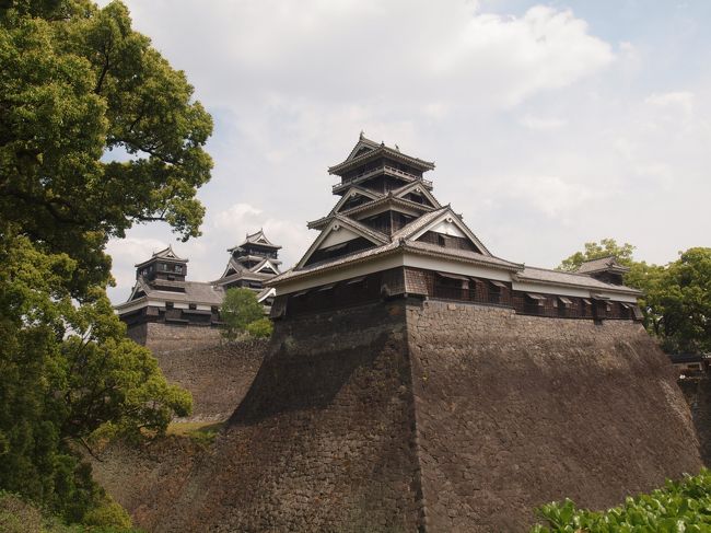 とりあえず熊本城には寄る予定は無かったのですが、熊本港から島原へ渡るフェリーの時間に余裕があったので日本三大名城(と言っても諸説ありますね)と呼ばれる熊本城に立ち寄ってきました。<br /><br />さすが名城と呼ばれる事はあって、見ごたえがありました。