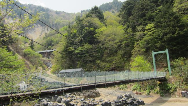 秘湯好きの友人からの誘いがあり、山の中の一軒宿、姥湯温泉枡形屋さんに行ってみました。<br /><br />温泉は大好きなにごり湯の硫黄泉で、温泉に浸かるたびに染みつく臭いがたまりません。<br /><br />宿のもてなしもすばらしく、とても素晴らしい温泉旅行になりました。