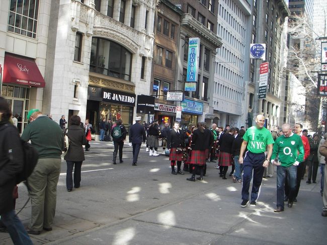 たまたま日程中にセント・パトリック・ディがあり、マンハッタンが緑色だらけでした。<br />あちこちで交通規制があり、IDがないと通れないところもたくさん。<br /><br />民族衣装好きなのでパレードを眺めているだけで楽しかったです。