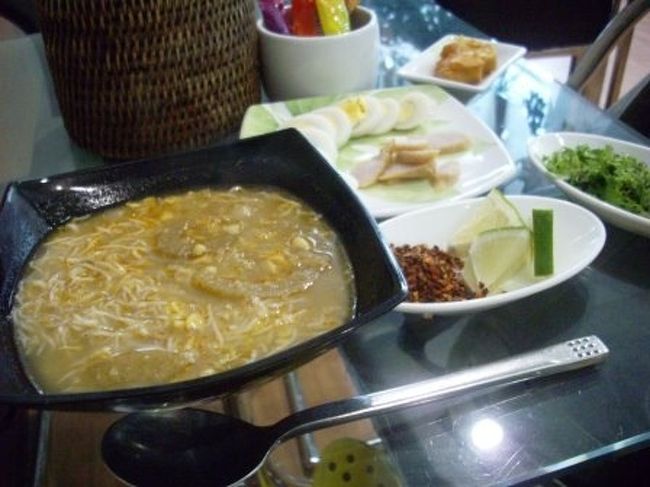 ミャンマー料理といわれて、ぱっと出てくるのが、モヒンガーやビルマカレーではないだろうか。<br />ナマズなどの魚のスープに、はさみで細かく切った麺が入っている、それをレンゲだけで食べる。<br />また、ミャンマーのカレーは油をたくさん使うのが特徴的らしい。想像してたのよりも辛くなかったかな。<br />タイのカレーとは、また全然違った美味しさがある。とにかく、よくご飯に合う。ただ、翌朝の胃のもたれ方は、異常。<br /><br />ミャンマー料理には、ビルマ料理のほかにも、西部のラカイン州のラカイン料理、北部のカチン州のカチン料理、東部のシャン料理があるらしい。<br /><br />ラカイン料理は、辛い。油をあまり使わない。あと、魚をよく使うそうだ。<br />カチン料理は、焼く・むす・煮る調理法が多く、薬膳のような感じの料理が多いそうだ。ハーブやにんにく・生姜をよく使うみたいです。あじは、酸っぱいや塩辛いみたいですね。<br />また、タイ北部との国境に位置するミャンマー東北部シャン州で食べられるシャン料理は、ミャンマーの料理の中では、一番日本人に合うらしい。<br />タイ料理らしさと中国料理らしさが融合した感じで、ビルマ料理のお店とシャン料理のお店、どちらも行きましたが、個人的にはシャン料理のほうが好きでした。ラカイン料理とカチン料理については、お店が見つけられず、今回は泣く泣くあきらめました。<br />このほかにも、ミャンマーには、ミャンマーオリジナルのファーストフード店があるそうです。こちらも、ヤンゴンの街中を聞き歩いたんですが、結局見つけられず、涙の撤退に終わりました。<br /><br />さて、ここで一つ。<br />ミャンマーに行く前にいろいろミャンマーについて調べていたのですが、なんと「納豆」がミャンマーでも食べられているらしい。<br />納豆好きの私、とても気になります。<br />食べに行かずにはいられないでしょう!!<br />ミャンマーの納豆は、日本のそれよりも、粘り気は少ない、うーん、ほぼないかな。<br />ミャンマーの納豆は、東北部シャン州のパオ族が、中国の雲南省から伝わってきたものをいまも作り続けて、今に至るという。ミャンマーでは、これを「ぺポ」というらしい。<br /><br />占いも終わり、おなかをすかせた私たちは、ドライバーさんおすすめのビルマ料理のレストランへ。<br />せっかく、ミャンマーに来たからには、まずはビルマ料理を食べなければと、リクエストさせていただきました。<br />もちろん、上記で述べたぺポも食べたいとリクエストしました。<br />ザーリッタ先生の家のすぐそばにあるレストランで、とてもにぎやかなレストランでした。<br />事前にいろいろな方の旅行のブログを見させていただき調べた時には、とにかく油がすごい!!という意見が多かったので、とにかく油でギットギットなんだろうなと、ある程度は覚悟をしていきました。<br />まずは、席に着くなりたくさん突き出しが出てきて、自分で好きなカレーを選びに行くというスタイルで、さっそくガイドさんと、カレーを物色しに行きました。<br />私は、お肉より魚派なので、ナマズのカレーにしました。これは、細かい骨がそのままなので、食べるときに少し苦労させられましたが、味はとても良かったです。油も、そんなに気になりませんでしたが、さすがにお汁までいただこうとはなりませんでした。<br />ぺポも、日本のより粘り気はなく、食べやすい感じです。むしろ、日本の納豆とは、別物って感じでした。<br />ミャンマー料理といわれて、ぱっと出てくるのが、モヒンガーやビルマカレーではないだろうか。<br />ナマズなどの魚のスープに、はさみで細かく切った麺が入っている、それをレンゲだけで食べる。<br />また、ミャンマーのカレーは油をたくさん使うのが特徴的らしい。想像してたのよりも辛くなかったかな。<br />タイのカレーとは、また全然違った美味しさがある。とにかく、よくご飯に合う。ただ、翌朝の胃のもたれ方は、異常。<br />ミャンマー料理には、ビルマ料理のほかにも、西部のラカイン州のラカイン料理、北部のカチン州のカチン料理、東部のシャン料理があるらしい。<br />ラカイン料理は、辛い。油をあまり使わない。あと、魚をよく使うそうだ。<br />カチン料理は、焼く・むす・煮る調理法が多く、薬膳のような感じの料理が多いそうだ。ハーブやにんにく・生姜をよく使うみたいです。あじは、酸っぱいや塩辛いみたいですね。<br />また、タイ北部との国境に位置するミャンマー東北部シャン州で食べられるシャン料理は、ミャンマーの料理の中では、一番日本人に合うらしい。<br />タイ料理らしさと中国料理らしさが融合した感じで、ビルマ料理のお店とシャン料理のお店、どちらも行きましたが、個人的にはシャン料理のほうが好きでした。ラカイン料理とカチン料理については、お店が見つけられず、今回は泣く泣くあきらめました。<br />このほかにも、ミャンマーには、ミャンマーオリジナルのファーストフード店があるそうです。こちらも、ヤンゴンの街中を聞き歩いたんですが、結局見つけられず、涙の撤退に終わりました。<br />さて、ここで一つ。<br />ミャンマーに行く前にいろいろミャンマーについて調べていたのですが、なんと「納豆」がミャンマーでも食べられているらしい。<br />納豆好きの私、とても気になります。<br />食べに行かずにはいられないでしょう!!<br />ミャンマーの納豆は、日本のそれよりも、粘り気は少ない、うーん、ほぼないかな。<br />ミャンマーの納豆は、東北部シャン州のパオ族が、中国の雲南省から伝わってきたものをいまも作り続けて、今に至るという。ミャンマーでは、これを「ぺポ」というらしい。<br /><br />占いも終わり、おなかをすかせた私たちは、ドライバーさんおすすめのビルマ料理のレストランへ。<br />せっかく、ミャンマーに来たからには、まずはビルマ料理を食べなければと、リクエストさせていただきました。<br />もちろん、上記で述べたぺポも食べたいとリクエストしました。<br />ザーリッタ先生の家のすぐそばにあるレストランで、とてもにぎやかなレストランでした。<br />事前にいろいろな方の旅行のブログを見させていただき調べた時には、とにかく油がすごい!!という意見が多かったので、とにかく油でギットギットなんだろうなと、ある程度は覚悟をしていきました。<br />まずは、席に着くなりたくさん突き出しが出てきて、自分で好きなカレーを選びに行くというスタイルで、さっそくガイドさんと、カレーを物色しに行きました。<br />私は、お肉より魚派なので、ナマズのカレーにしました。これは、細かい骨がそのままなので、食べるときに少し苦労させられましたが、味はとても良かったです。油も、そんなに気になりませんでしたが、さすがにお汁までいただこうとはなりませんでした。<br />ぺポも、日本のより粘り気はなく、食べやすい感じです。むしろ、日本の納豆とは、別物って感じでした。<br />とにかく、つきだしだけでも、ものすごい量なので、言わずもがな、お腹いっぱいになりました。<br />カレー一つだけにしておいて、本当に良かったです。<br />お腹もいっぱいになったところで、次は、ビルマ・ヤンゴンといえば、シュエダゴンパゴダ!! 楽しみです。<br /><br />G&G ヤンゴン旅行会社golden garden<br />http://gg.yangon.jp/ <br />「ヤンゴンへお越しの際は、ぜひご利用ください。」