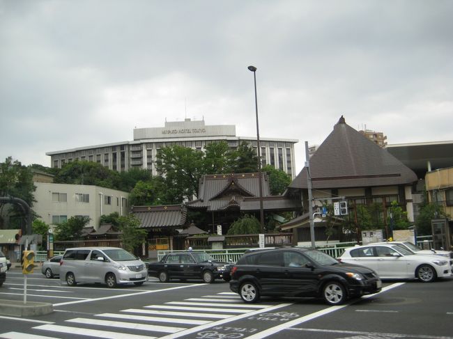 シェラトン都ホテルの1泊2食付宿泊券を頂いたので、始めて都内のホテルに宿泊しに行きました。<br /><br />目黒駅からホテルの送迎バスで行きました。<br /><br />ホテルにチェックインしてから白金台の街を散策に行きました。<br /><br />プラチナ通りは、とても立派なイチョウ並木で、まるでテーマパークのような素敵な外観のお店が沢山ありました。<br /><br />土曜日だったので、レストランでは貸切で結婚式をやっているところがありました。<br /><br />道を走っている車も高級車が多かったです。<br /><br />可愛らしいアクセサリーを売っているお店で買い物をしました。<br /><br />ホテルに戻ってフレンチのフルコースのディナーを頂きました。<br /><br />お部屋は最上階のデラックスツインで、ゆっくりすごす事ができました。<br /><br />朝、ホテルの庭園を散策しました。都内とは思えないような立派な森でした。中にチャペルもあって中に入ってみました。<br /><br />朝食はバイキングにしました。美味しいものをお腹いっぱい食べました。<br /><br />帰りは品川までホテルのバスで送ってもらいました。<br />