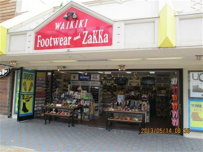 元Discount Martというショップが、オーナーの交代により店名もかわつたのです。<br />現在はwaikiki Footwer and Zakkaといいます。<br />雑貨です。<br />雑貨らしく　シュ―ズから化粧品からライターとか車のナンバープレートやら何でもありですよ。<br />たいして大きなショップではないがシューズはブランド品が多いのだ。<br />例えば　Timberland Clarks Dr.martens Minne UGG Birkenstock など<br />コスメ用品はそれは沢山沢山ありますよ。<br />特に車のナンバープレートは人気がありますよ。<br />骨董品屋を探さんくてもここで手にはいりますから。<br />少ないフォトですがご覧ください<br /><br />