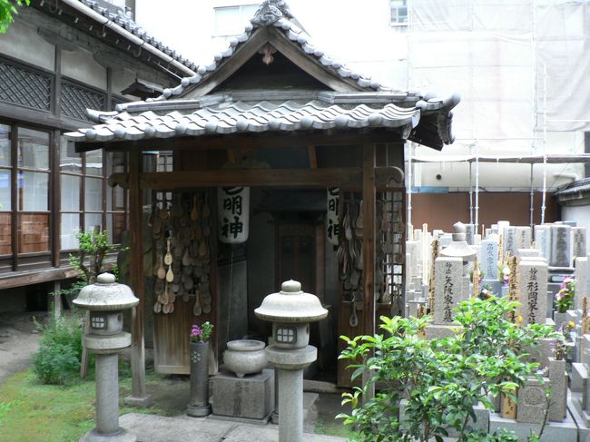 かしく寺（法清寺・ほうせいじ）は日蓮宗に属し明治４４年再建の伽藍は戦災をまぬがれ残っている。<br />　かしく寺には遊女「かしく」の墓がある。かしくは日常は従順な女性であったがひとたび酒が入ると人が変わって乱れた。そのため１７４９年、遊女「かしく」の兄が見かねていさめたところ逆上し、あやまって兄を傷つけ殺してしまった。かしくは死罪を申し渡され市中を引き回されたが、その途中「油あげ」を所望しそれで乱れ髪をなでつけ斬首されたという。この事件はすぐ芝居に仕立てられ評判をよんだ。後になってかしくの墓石をかき取りせんじて飲めば酒乱がなおるとの風評がたち、参詣人で賑わったということだ。兄殺しの罪でかしくが処刑せられたのは二百十八年前の寛延二年三月十八日のことでかしくは最後の一念で自分と同じ悪癖になやむ世の人のために悪酒を止め酒に乱れぬ神霊とならんと誓願したそうだ。法清寺は命日の三月十八日の正午から三時まで毎年かしく祭りを執行し法要が行われたあと落語や舞踊が行われている。<br />阪急三番街（はんきゅうさんばんがい）は、大阪市北区芝田の阪急電鉄梅田駅ショッピングセンターで地下に人工の川があることで知られる。<br />日本万国博覧会開幕前の１９６９年に阪急梅田駅の拡張移築とともに開業し３階が駅のプラットホームでその下地上２階から地下２階に渡り１９９０年春に開業２０周年と花の万博開催に準じての改装が行われた。<br />新梅田食道街（しんうめだしょくどうがい）は大阪市北区角田町にある１９５０年開業の飲食店街でＪＲ大阪駅東側の阪急百貨店と阪急梅田駅の間の東海道本線、大阪環状線のガード下にある。ＪＲ高架下を２階建てにしており天井は低く通路は狭く小さな飲食店が密集しておりおでん屋、洋食店、中華料理店など約１００軒の飲食店が入居している。<br /> （写真はかしく寺）<br />