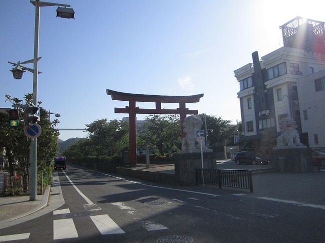 土曜日の早朝、いつもどおりに起き出してジョギングに出かけてくる。来週「いわて銀河チャレンジ１００ｋｍマラソン」に参加するのだが、リュックサックを背負って走ったときの感じをあらかじめ確認しておこうと思い、水を入れたペットボトルを２、３個詰め込んでみることにした。<br /><br />基本的にはいつものジョギングコースからスタート。渡内経由で鎌倉市に入り、大船植物園の前を通って山崎跨線橋を渡る。明るいうちに鎌倉総合車輌センター跡前を通ったのは久々だったので、中をちょっとのぞく。建物はあらかた片付けられているみたい。跡地はどうするのかなあ。。。<br /><br />手広の交差点から鎌倉山西側の上り坂を通り、腰越駅前まで出てくる。いつもは右折して藤沢駅前まで戻るのだが、今日はもうちょっとリュックの揺れを確認しておきたかったので左折して鎌倉方面に向かう。<br /><br />腰越駅を過ぎるとすぐに海岸線。晴天で良い風も吹いている。まだ朝も早いのにサーフィンしに出かける人も結構いた。稲村ヶ崎を過ぎると由比ヶ浜。水面に朝日が反射してまぶしいなあ。<br /><br />滑川の交差点を左折して若宮大路にはいる。鎌倉駅はいま模様替えの途中らしい。世界遺産は残念でしたね。。。<br /><br />若宮大路の朱塗りの鳥居あたりでは、修学旅行と思しき小学生の集団と一緒になる。朝食前の散歩なのかな？<br /><br />鶴岡八幡宮わきの上り坂を登り、建長寺、円覚寺前を通って大船駅横まででてくる。あとは大船植物園まで戻って来た道を引き返す。だいたい２５ｋｍ（距離計を職場に忘れてきたので。。。）<br /><br />まあ、本番はもっとゆっくりペースで走るからなんとかなるかなあ。。。後半がちょっと心配だわ。。。