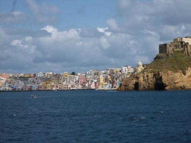 5月22日〜5月30日の7泊9日、イタリアのナポリのイスキア島へ行きました♪<br />イスキア島は昨年に続いて2度目♪<br />ナポリ1泊、イスキア島サンタンジェロ6泊とのんびりとバカンス♪<br />温泉・ビーチ・グルメと楽しんできました♪<br /><br />☆Vol4:第2日目(5月23日午前)イスキア島♪<br />ナポリのサンタルチア「Grand Hotel Santa Lucia」を9時にチェックアウト♪<br />ホテルからタクシーで3分のペヴェレッロ港へ。<br />9時40分、ペヴェレッロ港からイスキア島のフォリオへ高速船の予定であるが、<br />波浪のためにフォリオからポルトに変更。<br />でもイスキア島へ行けるので欠航になるよりはマシ。<br />フォリオに待機している専用車をポルトに変更になったことを知らせて船に乗る。<br />船上から、周囲の景色を堪能する。<br />遠ざかるナポリを眺めて。<br />昨年に行ったプロチーダ島が見えてきて、<br />カラフルな街並みがきれい。<br />イスキア島のアラゴン城が見えてくると、思わずただいま〜と叫ぶ。<br />10時30分、イスキア島・ポルトに到着。<br />待機している専用車に乗って、島の反対側のサンタンジェロへ。<br />カサミッチョラ、ラッコアメーノ、フォリオと懐かしい町を通り過ぎで。<br />サンタンジェロの美しい景色が現れると、我が家に帰った気分♪<br />サンタンジェロは車の入れない車両禁止地区。<br />入口である門の前で専用車から小さな三輪車に乗り換えてホテルへ。<br />素晴らしい景色に心が癒される♪