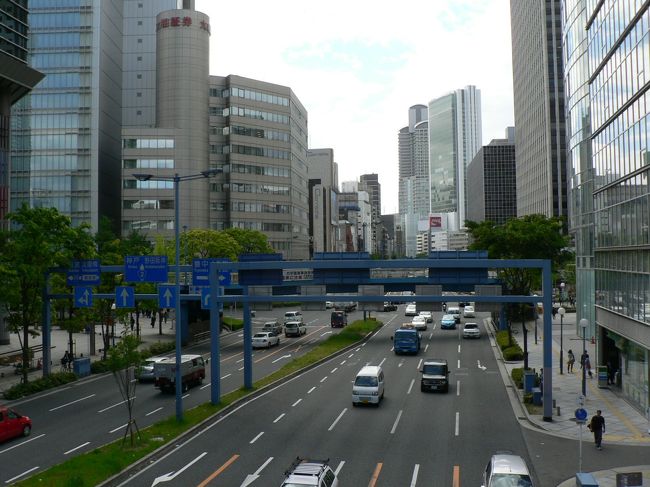 扇町通（おうぎまちどおり）は大阪市内を東西に走る道路の一つで総延長が約１．３3kmという道路愛称名付き大阪市内幹線道路の中では1番距離が短い道とのことだが沿線には繁華街が多い。<br />阪神前交叉点から曽根崎東交叉点（新御堂筋との交点）の間には地下街「ホワイティうめだ」、待ち合わせ場所として有名な「泉の広場」がある。<br />扇町通（おうぎまちどおり）沿いには太融寺（たいゆうじ）、綱敷天神社（つなしきてんじんしゃ）、金臺寺（こんたいじ）、圓頓寺（えんどんじ）、天神橋筋商店街 、阪急東通商店街などがある。<br />大阪東急インはホワイティうめだ・泉の広場、 阪急東通り商店街からすぐでＪＲ大阪駅、阪急・阪神・地下鉄の梅田駅より徒歩１０分。太融寺、綱敷天神社などの参拝には便利が良いホテルだ。<br />お初天神近くの国道２号線にかかる大阪梅新交差点歩道橋からは大阪梅田新道周辺の光景が良く見える。<br />（写真は大阪梅新交差点歩道橋から見た光景）<br />