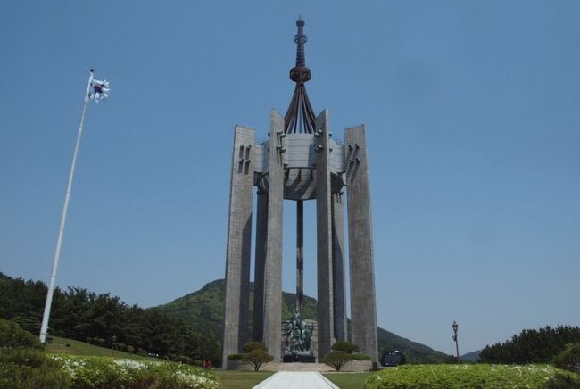 思い出の旅行記第1回は昨年のゴールデンウィークに行った<br />韓国鉄道の旅です。<br /><br />第4日目は釜山駅から釜山の街を見ると高台に見える塔。<br />いつかは行ってみたいと思っていた忠魂塔（中央公園）<br />に行きました。<br /><br />全日程<br />第1日　2012年5月3日（木）<br />　　　　博多(12時30分発）からビートルで釜山（15時30分着）<br />　　　　釜山（18時00分発）KTX156でソウル（20時46分着）<br />　　　　清凉里（23:00発）ムグンファ1641号（車内泊）<br /><br />第2日　2012年5月4日（金）<br />　　　　ムグンファ1641号　江陵（4時56分着）<br />　　　　江陵（10時20分発）海列車で三陟（11時40分着）<br />　　　　三陟（11時50分発）海列車で江東津（12時40分）<br />　　　　江東津（14時35発）ムグンファ1640号清凉里（20時46分着）<br /><br />第3日　2012年5月5日（土）<br />　　　　ソウル（8時44発）京義電鉄線2701 汶山（9時43分着）<br />　　　　汶山（10時00分発）京義線で臨津江（10時09分着）<br />　　　　臨津江（10時40分）京義線で都羅山（10時45分着）<br />　　　　KZDツアー<br />　　　　都羅山（14時20分発）京義線で臨津江（14時35分）<br />　　　　臨津江（10時40分）京義線で汶山（9時43分着）<br />　　　　汶山（14時30分着）京義電鉄線でソウル（14時43分着）<br />　　　　ソウル（18時00発）KTX153で釜山（20時42分着）<br /><br />第4日　2012年5月6日（日）<br />　　　　釜山　中央公園・忠魂塔(チュンホンタプ）民主公園<br />　　　　釜山（11時30発）ビートル　福岡（14時30着）<br /><br />写真は中央公園の忠魂塔(チュンホンタプ）
