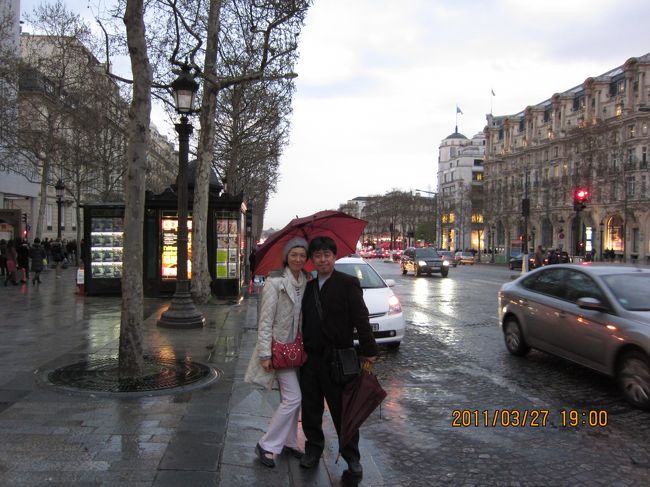 2011フランス偏・第2部です。とは言ってもイギリスから夕方パリに戻り一泊、翌日も午前中のフライトのため、<br />ほとんど過ごす時間は無かったので、シャンゼリーゼと凱旋門そしてお気に入りの「ホテル・ナポレオン」に関する写真しかありませんが、少しだけ楽しんでいただければと思います。妻は渡欧するときには、基本的にパリを拠点に動きたいらしく、特に「最後はパリで過ごして帰りたい」というのを口癖のように言っていました。この時も、前後をパリで過ごすことにし、帰国することになりました。（そのためロンドンは一泊だけということになったのですが・・・！）ただ、僕もパリはとても好きな街で、何度行っても飽きない、魅力的な街だとは思っていますよ。結果、翌年の一人旅も結局パリ・ロンドンというように、パリを入れています。2012渡欧偏については、近々また掲載するつもりです。乞うご期待！（だれも期待していないかも？さみし〜）