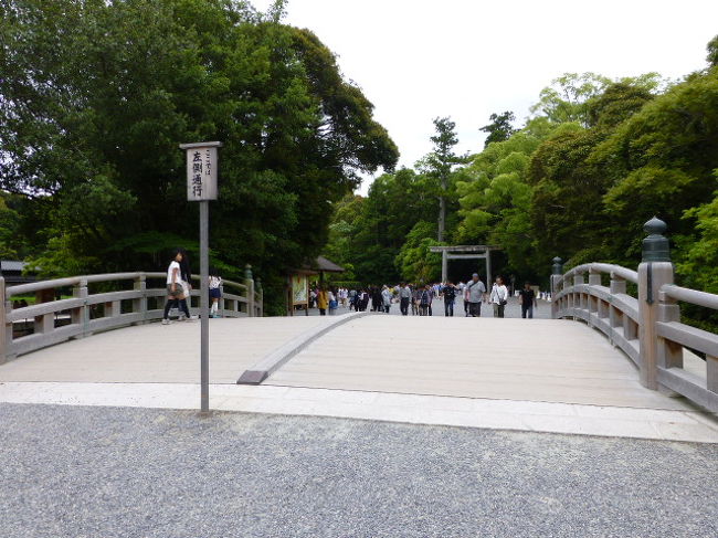 自分でも不思議だがなぜか去年から今年にかけて神社めぐりをしている<br /><br />主だったところでは鹿島神宮、熊野速玉神社、出雲大社、厳島神社と行っていて伊勢神宮は以前乗り鉄をしてるときに前を通過したからいいかなと・・・・<br />東京にある東京大神宮には行ったので　<br />ここはパスしておこうという感じだったがなぜか呼ばれてるような感じがあるので出かけてみました<br /><br />今まで行ったところの中では一番広くて大変なとこでした<br /><br />しかも行くまでは簡単に2時間もあれば楽勝だろうという思いもあったが・・・・<br />それが間違いだと<br /><br />外宮と内宮の間がバスで30分近く掛かるし<br /><br />道路は渋滞してるし広すぎる参道にも人がたくさん<br />いざ着いても参拝するまでどれだけ時間が掛かるんだというぐらい人であふれてる<br /><br />う〜ん　ここまでとはという感じです<br />昔の人が一生に一度はという思いがわかったような<br />（あんたにはわかっていないだろうという突込みが来るかも知れないが）<br /><br />しかも後でわかったのですが伊勢神宮というのは伊勢市一帯に点在する125社の総称だということです<br /><br />ということは2箇所行っただけでは・・・・・？？<br /><br />神社の本をさら〜と見ただけではわからないかなり奥が深そうだと<br />はまったらやばいと思いつつも・・・・・<br /><br />何冊も買ってわかったつもりでいる<br />しっかり読めばいいものを買っただけ行ったつもりでいる<br /><br />やばいやばい<br />試験勉強じゃないんだからと言い聞かせ<br /><br />まあ次はいついけるかもわからないが少しは勉強してみようかなという感じで旅行記作って見ます<br /><br />今回のコース<br />1日目の移動<br />亀戸→羽田→セントレア→津→伊勢市→五十鈴川→四日市→名古屋<br />（後で肉付けします　とりあえず大雑把に）<br /><br />2日目の移動<br />名古屋→徳川園→熱田神宮→常滑→セントレア→羽田→東あずま<br /><br />