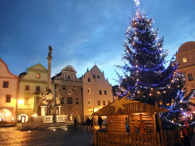 エミレーツ航空で行く中欧4か国7泊9日間の旅」<br /><br />チェコ、オーストリア、スロバキア、ハンガリー<br />それぞれに国のクリスマスマーケットを巡る旅<br /><br />4日目はチェコで最も美しい街　チェスキー・クルムロフへ<br /><br />ヴルタヴァ川に囲まれた小さな町は<br />かわいらしいお店が立ち並び、中世の雰囲気たっぷり！<br /><br />ところがそんな街中からちょっと路地を入ったところに<br />おかしなものを発見！<br />いったいなんでこんなお店がこの街に??<br /><br />夜になるとひとけもなくなり、まさに中世の村って感じに<br />広場に面したホテルの部屋からはクリスマスツリーが<br />眺められ、小さいながらもなかなか良いホテルでした<br /><br /><br /><br /><br />