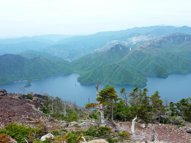 男体山（なんたいさん）は栃木県日光市にある標高2,486mの火山。山体は日光国立公園に属す。<br />日光中禅寺湖の北岸に位置し、雄大な山容を見せるコニーデ型火山である。奈良時代、勝道上人が初めて登頂したと伝わる。<br />2つあるコースのうち、二荒山神社コースには登山期間があり、入山料も必要である。 <br />標高差は、約1200m。<br /><br />晴れていれば山頂の展望が素晴らしいとの事で、前夜発のツアーに参加してきました。<br />ツアーに付き物のハプニングもありで・・・・<br /><br />この日も日頃の心がけの良さか、曇りのお天気から晴れに変わり、素晴らしい大展望に酔ってきた。<br /><br /><br />表紙の写真は、山頂からの中禅寺湖。