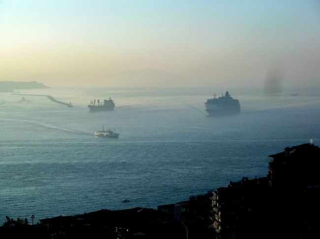 チェックインが遅れたホテル・ザ・マルマラ・イスタンブールのロビーは流石に静かで、その所為かロビー周りのモダンなデザインの美しさが印象的。<br /><br />翌朝、部屋の窓に、朝靄に煙る中を大型汽船が行き交うボスポラス海峡が映った。<br /><br />右に目を移すと、昨夜は闇に光っていたアヤソフィアとブルーモスクに加えて、左端にトプカプ宮殿の姿も見える。