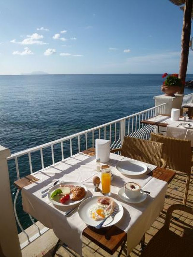 初夏の優雅なバカンス　ナポリのイスキア島♪　Ｖｏｌ３５（第６日目朝）　☆イスキア島サンタンジェロ：早朝の美しいサンタンジェロを歩く♪テラスで海を眺めながら朝食♪