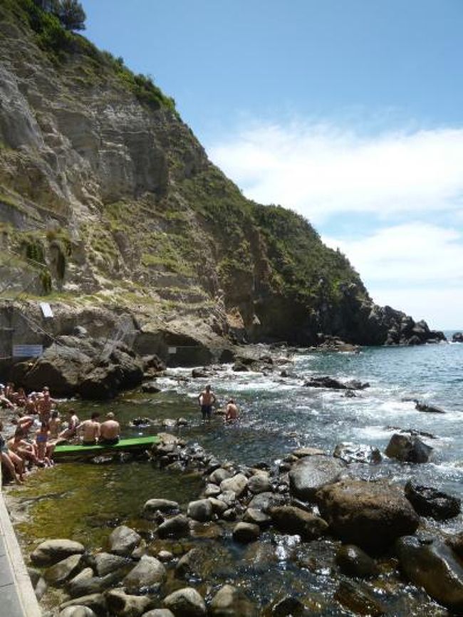 5月22日〜5月30日の7泊9日、イタリアのナポリのイスキア島へ行きました♪<br />イスキア島は昨年に続いて2度目♪<br />ナポリ1泊、イスキア島サンタンジェロ6泊とのんびりとバカンス♪<br />温泉・ビーチ・グルメと楽しんできました♪<br /><br />☆Ｖｏｌ３７：第６日目（５月２７日昼）イスキア島ソルジェート♪<br />今日は露天風呂で有名なソルジェートで優雅に過ごす♪<br />サンタンジェロから小舟で30分。<br />ソルジェートは奥深い湾の奥に位置して、<br />海岸に天然の温泉が湧いている。<br />岩を囲んだのが天然の露天風呂となり、海水と混じり合う。<br />打ち寄せる波の中で温泉に浸かることができる。<br />昨年も行ったので、コツはつかめている。<br />さっと温泉に浸かったら、<br />サンデッキチェアでのんびりとくつろぐ。<br />ランチタイムは一軒家のレストラン。<br />レストランの窓際で絶景を眺めながらランチ。<br />軽く食べたいので、魚介の前菜盛り合わせを。<br />冷えた白ワインと共に頂く。<br />魚介前菜盛り合わせは美味しく、冷たい白ワインとよく合う。<br />景色眺めながら。<br />ランチをしたら、<br />迎えの小舟が来るまでにのんびりとくつろぐ♪