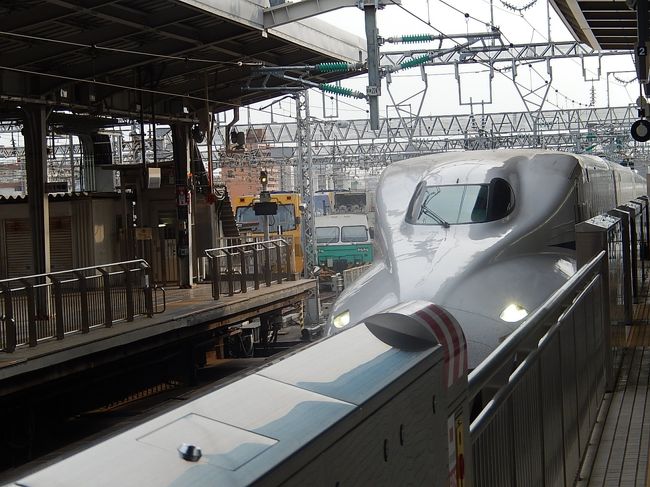 ６月５日、大阪日帰り出張で午後より需要家を二か所訪問した。　その帰りは新大阪駅より午後５時１７分発の「のぞみ４０号」に乗って帰京することになった。　乗車ホームは今迄の大阪出張で初めて利用する２７番線であった。<br /><br /><br /><br />＊写真は２７番線に入線してきた｢のぞみ４０号」の風景