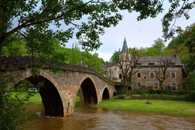 アベロン川(Aveyron)が流れ、その上に古い石橋が架かっている。そして橋は対岸にある教会と結ばれている。上を見上げるとお城があり、石造りの家が建ち並んでいる。絵ハガキのような景色が広がるベルカステル。<br /><br />フランスには「最も美しい村」と認定された村がたくさんあるけれど、訪れる前から、この村は間違いなく私にとってベスト3に入ると思って楽しみにしていた。訪れてみて、やっぱり思った通りの美しい村で、こんな時代にヨーロッパの原風景とも言える昔のままの田舎の風景が残されていて、訪れることができることに感謝したい気持ちがしました。<br />