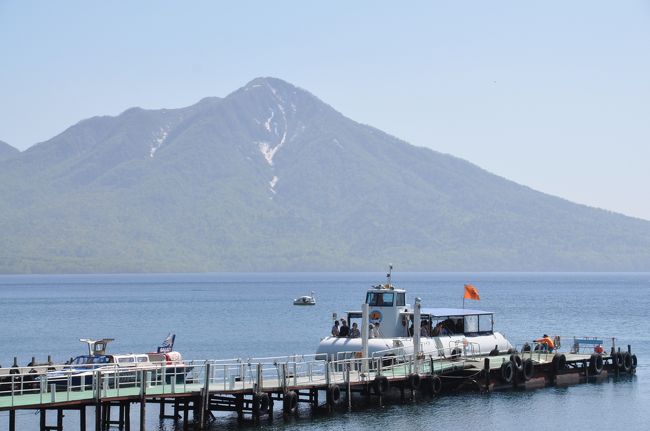 一年ぶりの北海道です、今回はどうしても行きたいと思っていた場所がコースに入っていたツアーに参加しました。<br />北海道はいつ来てもいいですが、新緑もいいですねー<br />一日目は支笏湖からルスツリゾートに向かいます。<br />