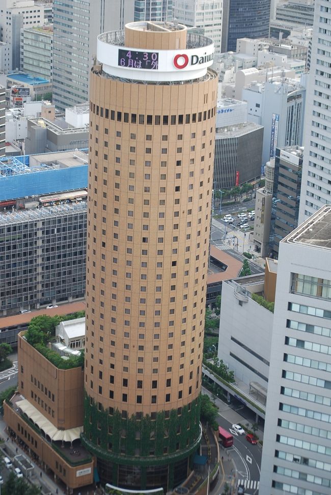 ６月５日、午後４時半に梅田阪急ビルオフィスタワーにある需要家訪問を終えて、４０階から見られる大阪駅南口方面の風景を撮影した。　今迄三回見ているが、今回は日本で最も高いビルディング(３００ｍ)である「あべのハルカス」と６月６日に大阪マルビル緑化プロジェクト「都市の大樹」工事が完成した大阪マルビルを見ることができた。<br /><br /><br /><br />＊写真は大阪マルビル緑化プロジェクト「都市の大樹」工事が完成した大阪マルビル<br />一階より六階迄が緑化されている。