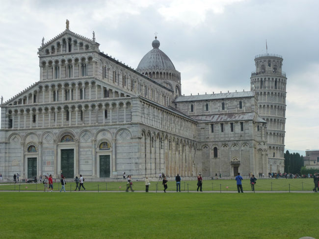 イタリア訪問の４日目は、ピサです。今回の旅行ではミラノ、ベネチア、フィレンツェ、ピサ、ポンペイ、アマルフィ、カプリ島、ナポリ、ローマ、バチカンを訪問しました。<br />ピサでは、世界七不思議のひとつピサの斜塔にも上りました。ドゥオーモの中にも入りました。