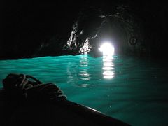ナポリの休日（３）　朝日に映えるサンタ・ルチアの街並みと神秘なエメラルドの光　青の洞窟