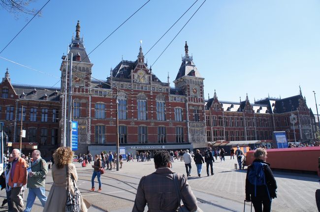 今回の旅の最終日はAmsterdam。トランジットでわずか半日ほどの滞在ですが、とりあえず運河めぐりはしたい。またの機会にゆっくり観光したいところです。