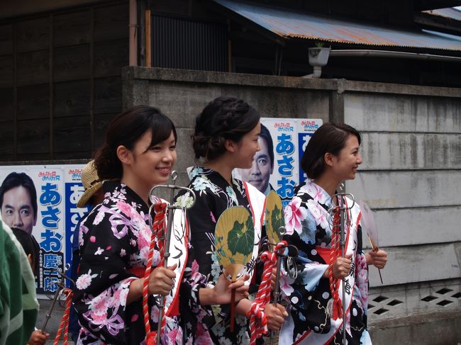 鎌倉市内の神社の祭りはといえば、鶴岡八幡宮の例大祭しか見たことがなかった。甘縄神社や御霊神社(鎌倉権五郎神社)などの神輿庫や仮神輿庫に納められた白木の仮神輿を見ているものであるから、鎌倉市内の神社の神輿で海に入って禊をするのは白木の仮神輿だけだと思い込んでいた。それが見れるだろうと五社神社の例大祭に出かけてみた。<br />　寄り道していたので、神輿の出立時間を過ぎていた。しかし、掛け声が聞こえているのでそちらに行ってみた。元八幡の入口前の道路を神輿3基が渡御して行く。2基の神輿は神輿を揺らして渡御するが、最後の1基は担ぎ手は白装束で神輿を揺らさずに木遣り歌を歌いながら渡御する。その後ろには路線バスと乗用車が列を成して待っている。路線バスは迂回できないにしても、一般の車が敢えてこの道を通らなければならないこともないであろうに。<br />　神輿渡御の先頭にはミス鎌倉の3人娘もおり、午前中だけの参加であった。2本刃下駄の猿田彦に続いて女の子たちの稚児行列があり、川越祭りや本庄祭りの雰囲気も漂う。<br />　お囃子車も続く。<br />（表紙写真は五社神社例大祭の神輿渡御の先頭を行くミス鎌倉の3人娘）