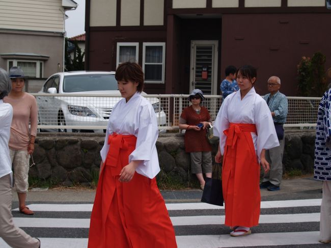 神輿が海に入って禊をするというので、五社神社の例大祭に出かけてみた。ただし、鎌倉市内の神社の神輿で海に入って禊をするのは白木の仮神輿だけだと思い込んでいた。<br />　3基の神輿はいずれも白木ではなく漆塗りの本神輿であった。屋根の飾りは2基は鳳凰で、担ぎ手が白装束の神輿は菊の花である、音頭を取って木遣り歌とともに神輿も揺すらないで進んで行く。<br />　材木座5の交差点を右折して神輿は進んで行くが、お昼を回っており、町内渡御もそろそろ終わりに近づく。昼休みが終わればいよいよ海上渡御だ。<br />（表紙写真は行列の先頭の巫女さん）