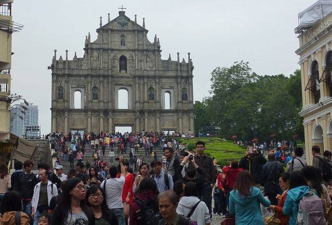 マカオの中のポルトガル、その最も有名なランドマークは<br />「　聖ポール天主堂跡　Ｒｕｉｎａｓ　ｄｅ　Ｓ．Ｐａｕｌｏ　」でしょう<br />この教会の建築には　長崎を追われた日本人キリシタンも加わったそうですし、<br />教会地下の博物館には　日本人キリシタン２６人の磔刑図も収められています<br /><br />マカオの中の　ポルトガル統治時代の　数々のコロニアル建築物<br />そしてマカオの人たちの日常、、、　詳しくは下のサイトをお訪ねくださいね<br />http://bellano.cocolog-nifty.com/blog<br /><br />