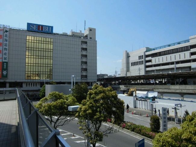 久々の平日の休日、船橋界隈の黄昏時に身をおきたくて京成電車に揺られ、陽が傾き始めた駅頭に降り立った。<br />小学生の頃だったと記憶しているが、駅を降りると磯の薫りの風が心地良く路上にはアサリ売りや海産物の露天商がそこかしこにいた。船橋ヘルスセンター、競馬場、漁港市場どこか隠微なイメージが漂う「三田浜楽園」等など船橋の土臭い垢抜けの無さが僕は無性に好きだ。<br />国内旅行好きで、全国の駅前辺りをテクテクと歩いてみたが、高架線にショッピングモールとほぼ全国共通でどこも同じような佇まいなのだが、船橋は数少ない「顔」を持った駅前風景である。<br />駅前から歩いてすぐの横丁にお気に入りの大衆酒場「加賀屋」がある。演歌やJポップのBGMなど一切ない店内で人いきれと喧騒に塗れてグラスを傾けながら黄昏気分を味わってみた。