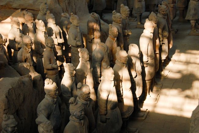 急に思い立って、２００８年の新春早々、かねてから行きたかった西安に行ってきました。<br />ここはかつて秦、漢、唐などの中国王朝の都であった長安です。<br />一番のお目当ては秦の始皇帝の墓を守る兵馬俑坑。１９８３年、大学生のときに、大阪築城400年まつりの一環として開催された「中国秦・兵馬俑展」で目にして圧倒され、それ依頼ぜひ現地で見てみたいと思っていたのがようやく実現しました。<br />西安には他にも歴史を偲ぶ建造物が数多く残っていて、中国の歴史の厚みを堪能するとともに、現代中国の変貌を実感する旅となりました。<br /><br />☆★☆★☆★☆★☆★☆★☆★☆★☆★<br />【2】あこがれの兵馬俑坑へ(2008/1/4)<br />西安駅前からバスで今回の旅の目的地、兵馬俑坑を訪れます。予想を裏切らない、というよりむしろ予想以上の迫力です。その後、兵馬俑が守っている始皇帝陵の頂上から辺りを眺めながら、始皇帝が生きた２，２００年前はいったいどんな世界だったのだろう、と思いを巡らします。<br />☆★☆★☆★☆★☆★☆★☆★☆★☆★<br /><br /> １ 阿倍仲麻呂の心情を思う(2008/1/3)<br />＞ ２ あこがれの兵馬俑坑へ(2008/1/4)<br /> ３ 唐の時代の遺跡巡り～乾陵と小雁塔(2008/1/5)<br /> ４ 三蔵法師とシルクロードの面影(2008/1/6)