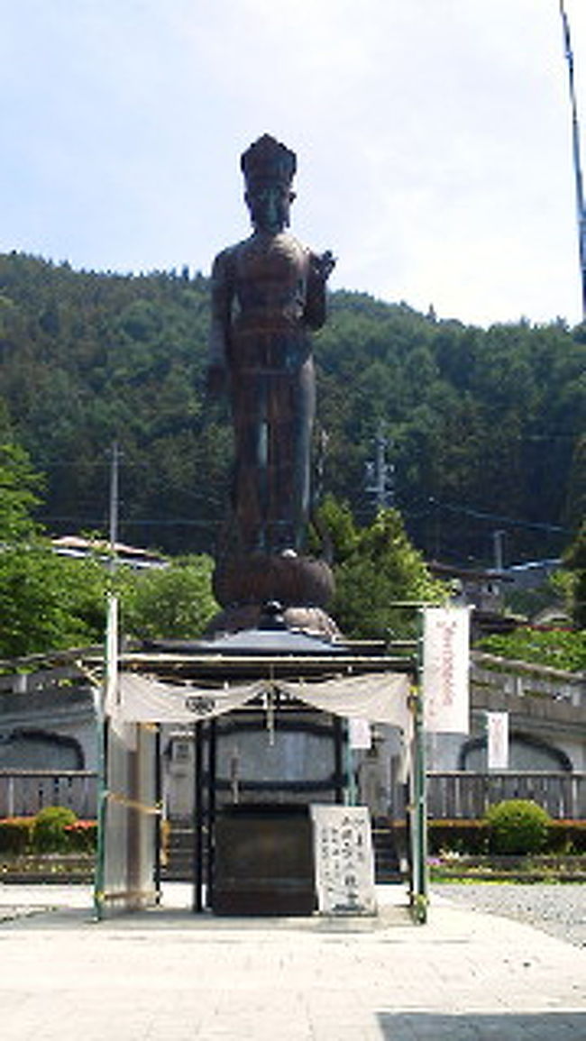 湯田中温泉にある平和の丘公園の、世界平和観音で青銅のブロンズ像では世界一の高さです。