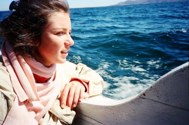 タキーレ島(La Isla de Taquile)はチチカカ湖(El lago Titicaca) 畔のプーノ(Puno)から連絡船で4時間余り、面積11k?の小さい島だ。島民の殆どはインカの血筋を残すケチュア族(Quechua、又はQuichua)で島には約360所帯の日干しレンガで造られた家がある。(2004年の統計によれば島の人口:約2,200人)男性は編み物をする。<br /><br />連絡船を降りると、そこから530の石段(標高差約140m)を登り詰め、ようやく村の入口となっている石でできた門に辿り着く。島にはホテルが無いので、観光案内所で民宿の手配を頼むことになる。民宿といっても納屋のような空間にベッドが置いてあるだけで洗面は外でする。<br /><br />島には電気も水道もトイレもない。お陰で夜は満天の星を見ることができる。星が降るように煌めいている。朝になると島の女性達が140m下の湖面まで水を汲みに降りていく。<br /><br />7月末、島は秋の終わりで収穫祭の最中だった。ケーナ、サンポーニャ、そして太鼓の音に合わせて大地を踏みしめるようにして踊る。収穫の喜びと感謝を大地の神パチャママ(Patchamama)に伝えているのだという。<br /><br />祭りの踊りの輪の中に、思いもかけず日本人青年が加わってきた。青年海外協力隊から派遣された医師であった。もう7年間もこの島で医療活動に携わっている。<br /><br />彼の1日は日の出と共に島内の患者を往診して回ることから始まる。悩みの種は医薬品の補給にあるという。彼の尽力により、フランス・オランダ両政府からの援助で建てた診療所を見せてもらった。ベッドが1つ置いてあるだけで看護師もいない。急患が出て外科の手術を要する場合は、船で4時間かかるプーノまで送らなければならない。<br /><br />熱っぽく語る彼の眼差しに冬の朝のような張り詰めたものを感じた。