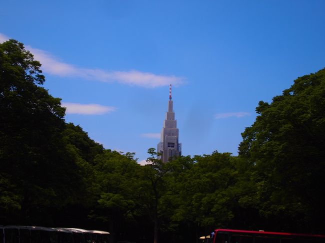 清正井の待ち受け画面を取に明治神宮へ<br /><br />http://www.meijijingu.or.jp/midokoro/3.html<br /><br />明治神宮への行き方<br />交通 <br />・原宿口＜南口＞<br />JR山手線「原宿」駅<br />東京メトロ千代田線・ 副都心線「明治神宮前＜原宿＞」駅<br /><br />・代々木口＜北口＞<br />JR山手線「代々木」駅<br />都営地下鉄大江戸線「代々木」駅<br />東京メトロ副都心線「北参道」駅 <br /><br />・参宮橋口＜西口＞<br />小田急線「参宮橋」駅 <br /><br /><br />今回はマイルが切れる寸前だったのでおともdeマイルでいきました〜<br />だんなさん１万マイル消化です!<br /><br />そしてもうひとつ行きたい場所があります〜