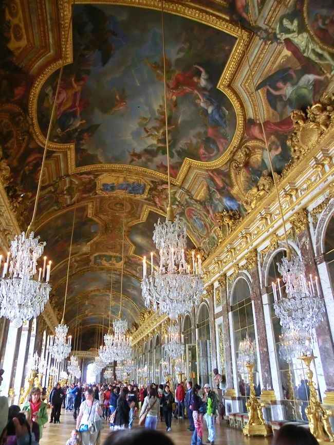 ６日目のこの日は朝からヴェルサイユ宮殿へ行きます。<br /><br />ヴェルサイユ宮殿は「太陽王」ルイ14世が自らの権力の象徴として造らせたヨーロッパ最大級の宮殿です。宮殿と庭園はブルボン朝の絶対王政時代の栄華を伝える貴重な遺産として世界文化遺産に指定されています。<br /><br />な〜んてことはみなさん、もうよくご存知ですよね。<br /><br />「ベルサイユのばら」の舞台ということで、楽しみにしていたヴェルサイユ宮殿観光。<br /><br />ところが、ツアーバスが朝の渋滞に巻き込まれて予約時刻に間に合わないこと必至。そのうえ警察の検問に引っかかってしまい、足止めを食って、ヴェルサイユ宮殿観光は２時間遅れに。<br /><br />おまけにこの日はルーブルの休館日。メーデー（祝日）の前日という悪条件も重なって激混み。見学した各部屋は人であふれ、２時間遅れのせいで庭園を見る時間もなくなるという大変な観光となりました。<br /><br />激混みの団体見学で注意したこと。<br />１．まずはグループからはぐれないよう付いて行く。<br />２．人の間を縫ったり順番を待ったりしてなんとか前へ出る。<br />３．片手でバッグを押さえながら（スリ対策）人の頭越しに片手で写真を撮る。<br />４．ブレ写真が多くなるので、予備の写真を撮っておく。<br /><br />表紙の写真はあえて鏡の回廊の写真にしました。一つ前の旅行記の表紙、オペラ・ガルニエの大広間の写真と比べたかったからです。<br /><br />オペラ・ガルニエ大広間の写真はこちら↓<br />http://4travel.jp/traveler/amber637/album/10779779/<br /><br />両者雰囲気が似ているような気がしたんですが、２枚の写真を比べてみると、はっきり違っていることがわかります。<br /><br />優雅に観光とはいかず、どちらかと言うと必死の見学になりましたが、まあなんとか宮殿の中の見るべきものは見たでしょう。そんなヴェルサイユ宮殿見学の一部始終、どうぞご覧ください。<br /><br />〜＊〜＊〜＊〜＊〜＊〜＊〜＊〜＊〜＊〜＊〜＊〜<br /><br />旅行のスケジュール<br />１日目　４月25日（木）　夜、成田発<br />２日目　４月26日（金）　早朝、パリ着<br />　　　　　　　　　　　　バスでルーアンへ移動<br />　　　　　　　　　　　　ルーアン観光<br />　　　　　　　　　　　　エトルタへ移動<br />　　　　　　　　　　　　アルセーヌ・ルパンの家見学<br />　　　　　　　　　　　　ガレットとクレープの昼食<br />　　　　　　　　　　　　エトルタの海岸観光<br />　　　　　　　　　　　　バスで移動してモン・サン・ミッシェル対岸のホテルに宿泊<br />　　　　　　　　　　　　夕食後、夕暮れのモン・サン・ミッシェル<br />３日目　４月27日（土）　朝のモン・サン・ミッシェル<br />　　　　　　　　　　　　モン・サン・ミッシェル修道院観光<br />　　　　　　　　　　　　オムレツ他の昼食<br />　　　　　　　　　　　　午後、バスで移動してトゥールに宿泊<br />４日目　４月28日（日）　ロワール地方古城観光<br />　　　　　　　　　　　　アンボワーズ城外観<br />　　　　　　　　　　　　シュノンソー城見学<br />　　　　　　　　　　　　シュノンソー城敷地内のレストラン「オランジュリー」にて昼食<br />　　　　　　　　　　　　シャンボール城見学<br />　　　　　　　　　　　　夕方、シャルトル大聖堂見学<br />　　　　　　　　　　　　バスで移動、パリ泊<br />５日目　４月29日（月）　ルーヴル美術館<br />　　　　　　　　　　　　車窓からパリ市内観光<br />　　　　　　　　　　　　セーヌ河岸沿いのレストラン「ル・ビストロ・パリジャン」にて昼食　　<br />　　　　　　　　　　　　午後フリータイムを利用して<br />　　　　　　　　　　　　オペラ・ガルニエ<br />　　　　　　　　　　　　サント・シャペル<br />　　　　　　　　　　　　ノートルダム寺院<br />　　　　　　　　　　　　バトー・パリジャンでセーヌ川クルーズ<br /><br />６日目　４月30日（火）★ヴェルサイユ宮殿観光<br />　　　　　　　　　　　　午後、フリータイムを利用して<br />　　　　　　　　　　　　オルセー美術館<br />　　　　　　　　　　　　凱旋門<br />７日目　５月１日（祝）　ジヴェルニーのモネの家と庭園<br />　　　　　　　　　　　　午後フリータイムを利用して<br />　　　　　　　　　　　　サクレクール寺院<br />　　　　　　　　　　　　夜遅くパリ発<br />８日目　５月２日（木）　夕方、成田着　