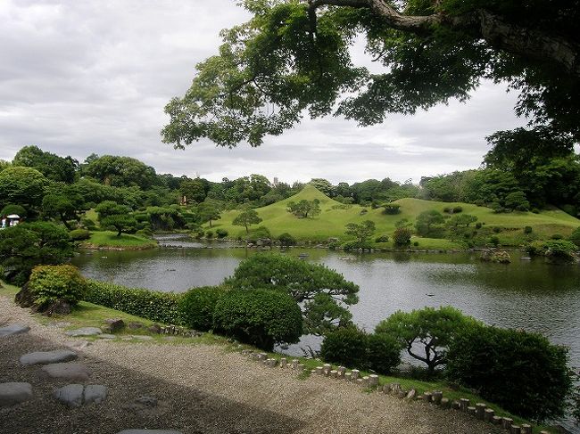 山の会11名で阿蘇山・久住山に登り「ミヤマキリシマ」を楽しむ旅を企画しました。<br /><br />企画は、安価で山の会の登山を目的としたコースを独自に企画できるツアーを選びフリープラン「熊本阿蘇温泉郷 湯ったり過ごす4日間」を選びました。<br /><br />中二日間のプランは自分たちで企画、今回は2日間レンタカーを使い、一日は久住山に登りミヤマキリシマを楽しみ、残り一日は阿蘇山に登り草千里・中岳・火口などを見ることにしていたが阿蘇さんは天候が悪く登れず、代替えとして計画していた熊本市まで足をのばし熊本城と水前寺公園を楽しんだ。<br /><br />ミヤマキリシマを求めて九州の山旅と歴史の旅・・・<br /> ①自宅から阿蘇温泉までと2日目早朝散歩<br /> ②久住山に登る<br /> ③ミヤマキリシマを楽しむ<br /> ④熊本城見学<br />⑤水前寺成趣園見学<br /> ⑥4日目早朝散歩と帰宅<br /><br />上記の内容でアップ予定です。