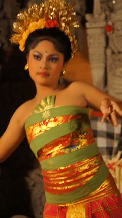 PARIWISATA BALI（5）最初のバリ舞踊はヨワナ・スワラ・ウブドで