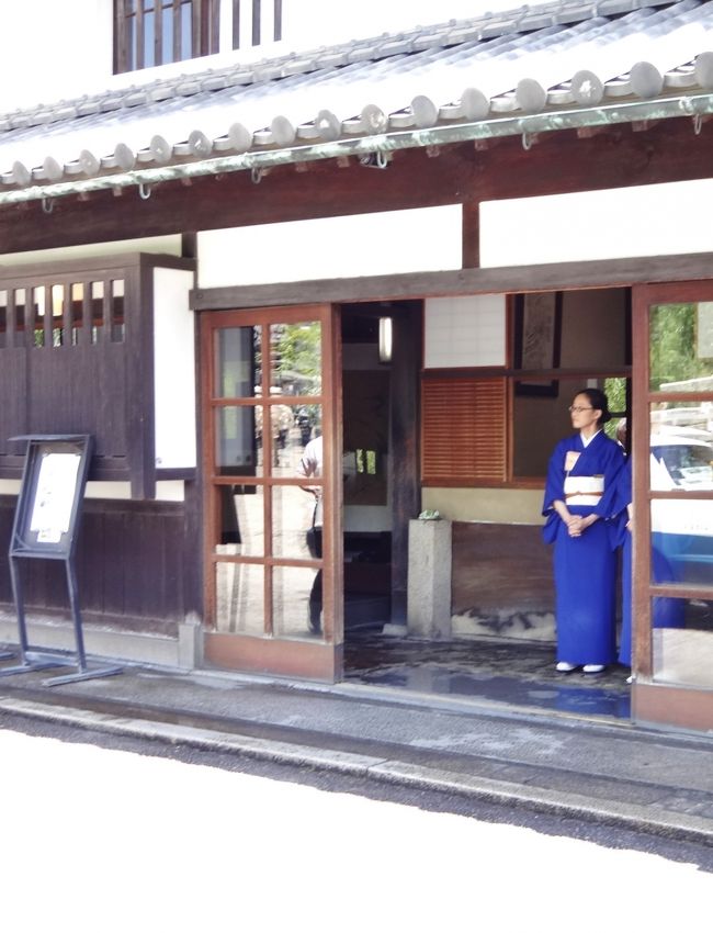 倉敷美観地区の旅館、お迎えかな？<br /><br />５日目<br /><br />日本再発見の旅、締めくくりは倉敷。<br />江戸時代は天領、<br />明治以降は紡績の街として栄えたところ。<br />訪れた美観地区は、立ち並ぶ白壁の蔵と柳並木が美しく調和し、<br />旅の締めくくりにふさわしいハイライトでした。<br />〜･〜･〜･〜･〜･〜<br /><br />１日目<br />〓〓東京(東海道･山陽新幹線)〓〓岡山＝＝『後楽園』＝＝鳥取県･三朝温泉『斉木別館』泊<br /><br />２日目<br />＝＝倉吉駅〈山陰本線･スーパーまつかぜ〉〓〓米子駅＝＝『お菓子の寿城』＝＝境港＝＝『水木しげるロード』＝＝島根県･『松江城』＝＝『足立美術館』＝＝玉造温泉･曲水の庭『玉泉』泊<br /><br />３日目<br />＝＝『出雲大社』＝＝世界遺産･『石見銀山』＝＝山口県･萩温泉･三の丸『北門屋敷』泊<br /><br />４日目<br />＝＝『萩城下町』＝＝『萩焼会館』＝＝『津和野』＝＝広島県･宮島口〜〜〜世界遺産･『厳島神社』＝＝『みや離宮』泊<br /><br />５日目<br />〜〜〜宮島口＝＝岡山県『倉敷美観地区』＝＝岡山駅(山陽･東海道新幹線)〓〓東京〓〓