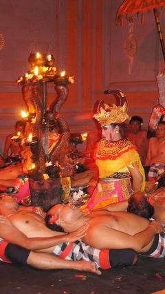 PARIWISATA BALI（16）思い出のベベ・ブンギルでクリスピー・ダックをいただき、ダラム・タマン・カジャ寺院のケチャに陶酔する。