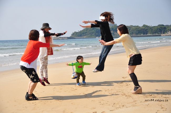 昨年の春に出会い、世代を超えてとっても仲良しになった愉快な仲間と、定期的にお食事会や日帰り旅行などを楽しんでいます。<br /><br />今回は、誰が名付けたか《北九州のプロヴァンス》と呼ばれる、若松北海岸をご案内することにしました。<br /><br />博多方面からJR利用でやって来る４人と、折尾駅で待ち合わせ。<br />前日「折尾駅は工事中で複雑だし、ホームの階段が端っこにしかないから、先頭車両に乗ってね。階段を下りて東口で待ってるからね。」とメールを送ったのに、到着時刻になっても東口に姿は見えず。<br /><br />しばらくすると、反対側（西口）を出ようとする美魔女がうろちょろしているではありませんか。<br /><br />恥を捨て手を振り大声で「こっちこっちぃ〜。どこに行きよぉとぉ〜？」と呼び止める。<br />「昨日、皆にメールしたやろ？」と言えば、「よう読んどらん。」げな。<br />全く人の話を聞かない女子たち。<br />この先どうなるやろか？心配。。。<br /><br />車２台に分乗して、本日の予定は、<br />・若松北海岸　遠見ヶ鼻<br />・ローヤルラウンドにてランチ<br />・岩屋海岸　レストラン「夕日の見える丘」にてティータイム<br /><br />旅行記は、これに加え、この日案内できなかった他の北海岸の見所と、6/16開催の「若松高塔山あじさい祭り」の写真を加えています。