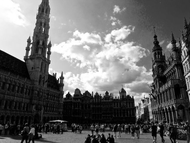 今回の「１９７４年卒業旅行・欧州１人旅」は、私の<br />大学の卒業旅行(2月中旬～３月末）の１人旅の話<br />です。<br /><br />私はパリの街から列車に乗り、お隣の国べルギー<br />王国の首都ブリュセルに行きました。<br /><br />当時の私はベルギーの知識は殆ど無く、知つて居<br />たのは小便小僧と、チョコレートだけでした。<br /><br />ベルギーは殆ど通過するだけで、観光は殆ど有りま<br />せんでした。<br /><br /><br /><br />この企画は、生前この企画を私が約束して果たせな<br />いまま、第二の故郷デンマークで病死した、４トラの<br />悪友のGINさんに捧げます。<br /><br /><br /><br />