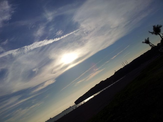 太陽も段々西に傾いてきました。<br />夕日スポットでも有名な高雄の旗津半島にレンタサイクルごと上陸。<br /><br />しかし依然、蒸し暑さは続いています。<br />思った以上の暑さにヤラれて少々グッタリですが、ここまで来たら絶景を見なければ。<br />ここで必ず食べようと思ったものもあるし。<br />観光も途中だし。<br /><br />ペダルを漕ぐ足は、まだまだ止まりません。<br />