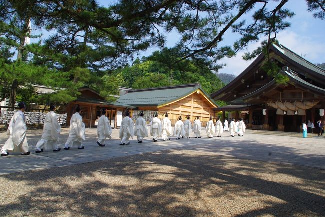 毎年6月1日の午前は、地元の氏子にとっては忙しい。<br />毎月の稲佐浜から始まる「涼殿祭」があり、出雲大社では「月始祭」がある。そして年に1度の「涼殿祭(すずみどのさい)」別名「真菰(まこも)の神事」。<br />これは大国主大神が、夏服に衣替えして「出雲の森」で暑さを避けられていたという故事に因んだ神事で、出雲の夏はここから始まるという。<br /> <br />出雲大社東方の出雲森から銅鳥居東の御手洗井まで立砂が盛られ、この上に置かれた真菰の上を国造が大御幣と共に参進祈念する神事で、国造(神様)が踏まれた真菰を頂くと病気にかからないとの信仰があり、氏子は競ってもらい受け、神棚に祀る。 <br /><br /><br />本ブログは、http://4travel.jp/traveler/ryosyuu/album/10784030/の続編としてお読みい下さい。<br /><br /><br /><br />(一部去年の写真を掲載しています)