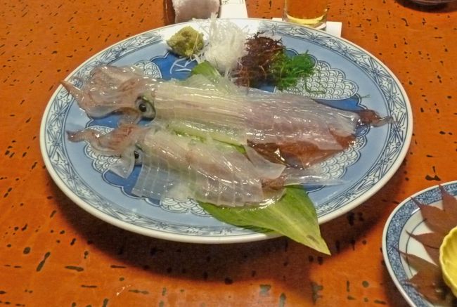 今回の出張は福岡,午前中に仕事をしてから羽田空港へ.いつもの「魚がし鮨」で昼食を取った後,1525NH261便で福岡.ANAクラウンプラザホテル福岡で仕事.宿泊も同じ場所だったが,今回は「クラブツインルーム」.特別階と独自の朝食会場ラウンジがある.部屋はANAラウンジに似た色彩のおちついた色調.ANAホテルのベッドはいつも思うが寝やすい.ただ朝食は温かいご飯でなく「俵ごはん」など,しゃれてはいるが少人数のため,種類も少なく必ずしも良くなかった.驚いたのは若い女性のグループが三組もこのクラブラウンジで食事をしていた.皆お金持ているんだなあ.<br />仕事は1900-2100.その後いかの活き作りで有名な「河太郎」へ.さすがにおいしかったし,部屋も古い料亭風で(写真撮り忘れた),外からの風も心地よく楽しめた.0930にホテルをゆっくり出発.翌朝はどこに行こうか迷う,秋月にするか,または直方にいって筑豊電鉄にのろうか,まあ今日は確実なところで秋月にいってみよう.1003発4229M区間快速荒尾行に乗り基山へ.甘木鉄道甘木線に乗り換える.