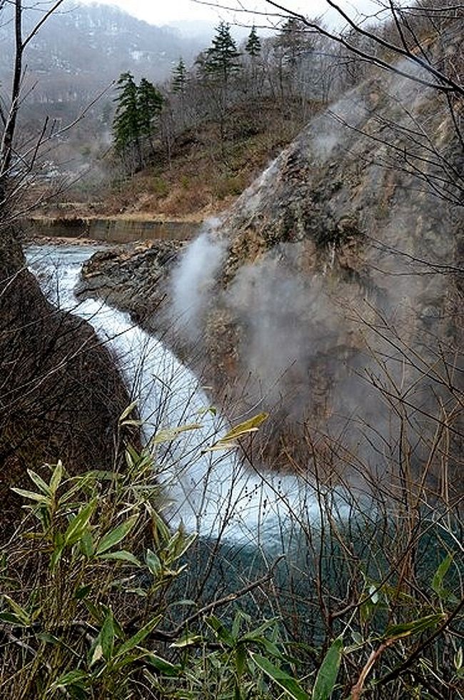 前編では、八幡平アスピーテラインと八幡平樹海ラインを目指しつつも、天候の悪化で途中から大きなプラン変更になったこの日のドライブ旅。<br /><br />それでも、思いがけなく松尾鉱山跡廃墟や、松川温泉、松川地熱発電所を訪れることが出来たのは大きな収穫だったね。<br />こういうハプニングもたまにはよし！(｡´・ω-)b<br /><br />その後の後半戦も、引き続き天候が思わしくないので、本来なら予定に無かった岩手山周辺巡りを続行し、焼走り熔岩流（やけはしり・ようがんりゅう）や、葛根田川（かっこんだ・がわ）上流の葛根田渓谷と滝ノ上温泉方面に行ってみます。<br /><br />さて、その結末は？<br /><br /><br />表紙の画像は、葛根田渓谷の鳥越の滝（とりごえのたき）と、崖から立ち上る滝ノ上温泉の湯気。